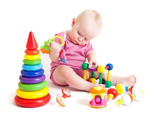Малыш изучает развивающие игрушки