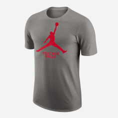 Акція на Футболка чоловіча Nike Chi M Nk Es Nba Jdn Ss Tee FD1460-063 M Сіра від Rozetka