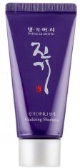 Акция на Регенеруючий шампунь Daeng Gi Meo Ri Vitalizing Shampoo 50 мл от Rozetka