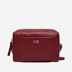 Акція на Сумка крос-боді жіноча зі штучної шкіри маленька Calvin Klein K60K612274-XAI Бордова від Rozetka