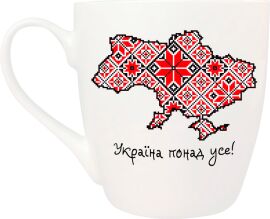 Акція на Фарфорова чашка Kvarta Вишиванка карта 500 мл в подарунковій коробці (5079) від Rozetka