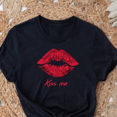 Акція на Футболка бавовняна жіноча Easy Kiss me now EY00077 2XL Чорна від Rozetka