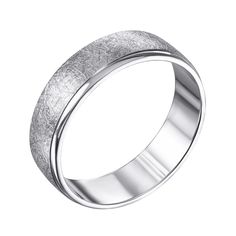 Акція на Серебряное обручальное кольцо с эффектом царапин и глянцевой полоской 000119334 16 размера від Zlato