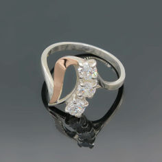 Акция на Серебряное кольцо Diva Троица с золотыми вставками белый фианит 18 размер (016к) от Allo UA