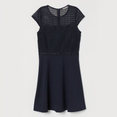 Акція на Сукня коротка літня жіноча H&M 0719484-мереживо S Темно-синя від Rozetka