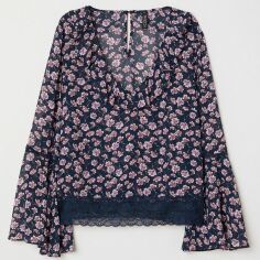 Акція на Блузка жіноча H&M 0642391_фіолет.квіти_01 32 Темно-синя від Rozetka
