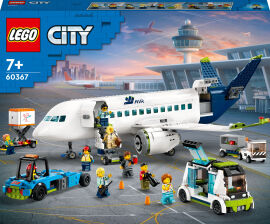 Акція на Конструктор LEGO City Пасажирський літак (60367) від Будинок іграшок